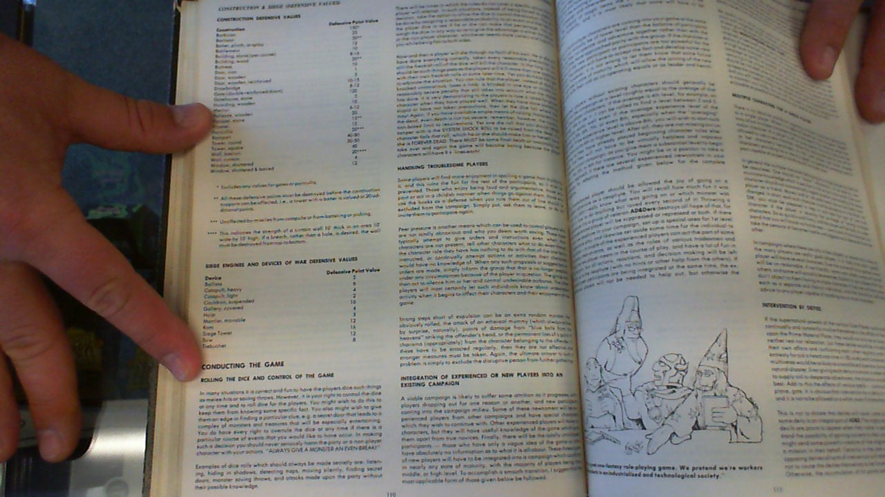 AD&D- 1e Dungeon Master's Guide- TSR *Worn Spine*